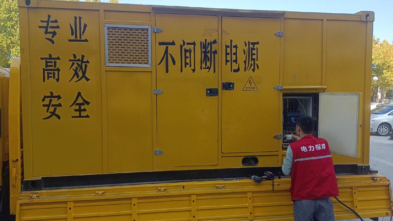 锡林浩特柴油发电机组和UPS电源配合使用时，如何避免切换过程中的电力中断？
